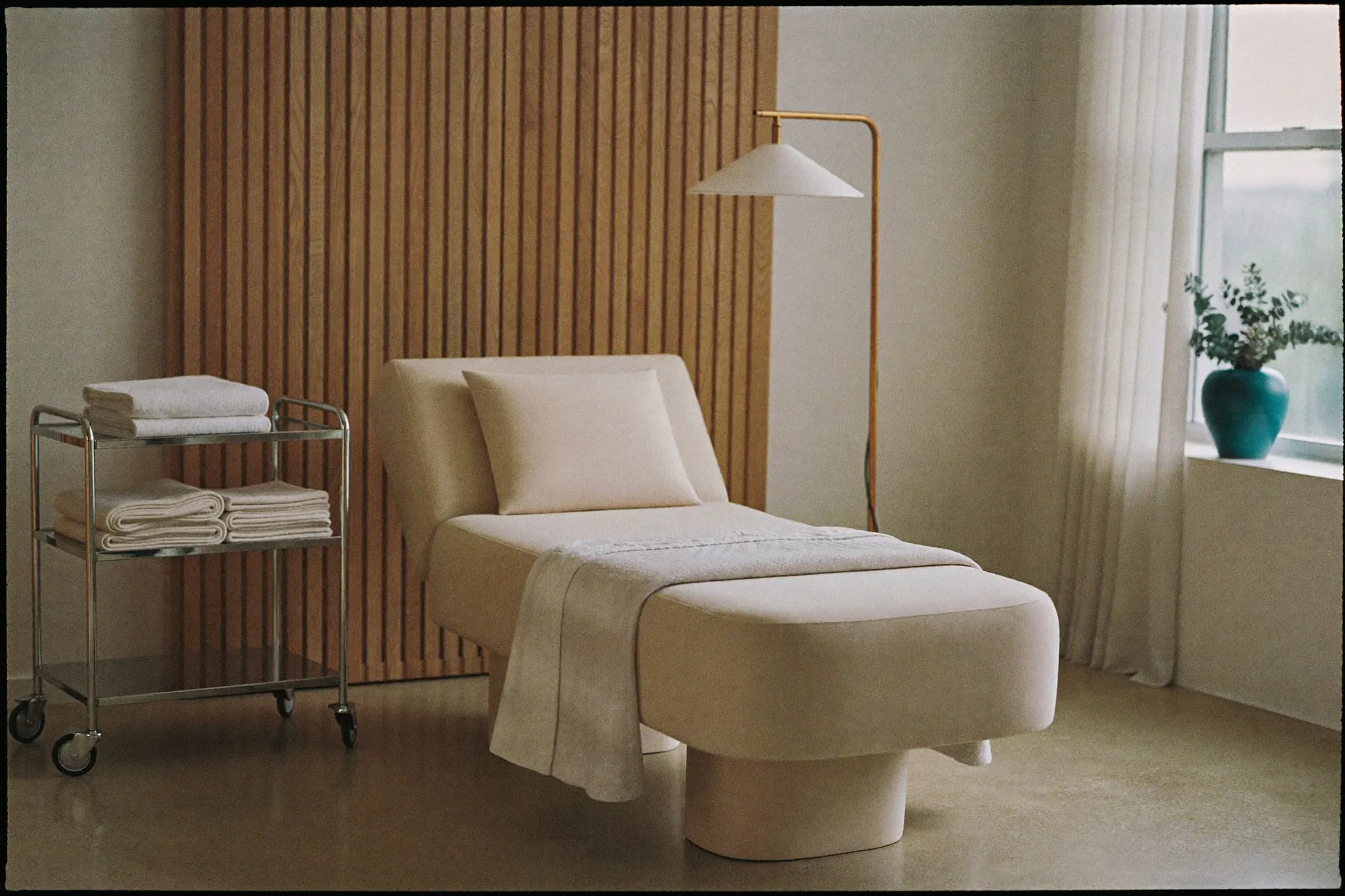 Sala de tratamento da Bella Laser Clinic, no Marquês, Porto