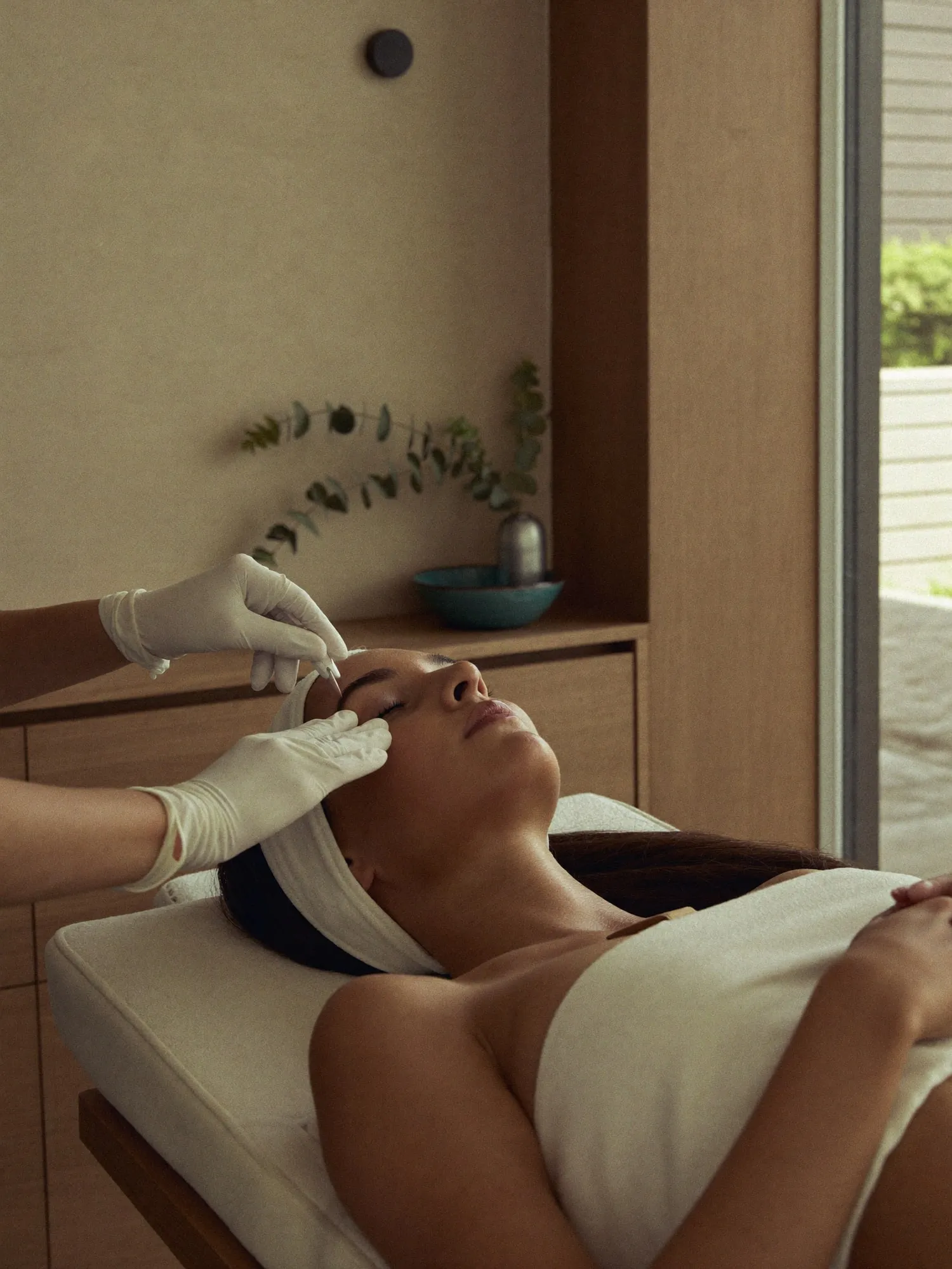Tratamento facial numa sala da Bella Laser Clinic, no Marquês, Porto