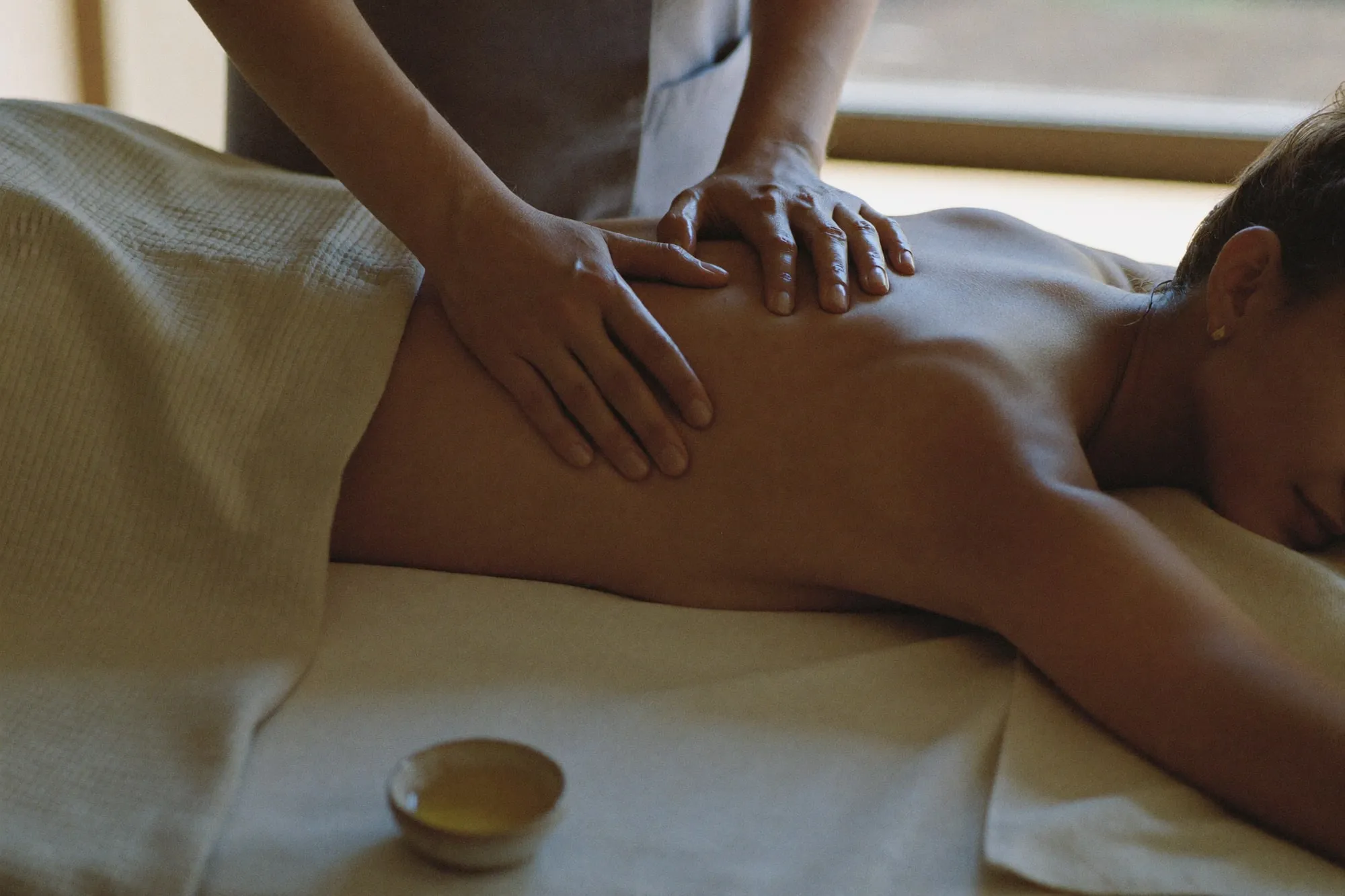 Sessão de massoterapia na Bella Laser Clinic, no Porto